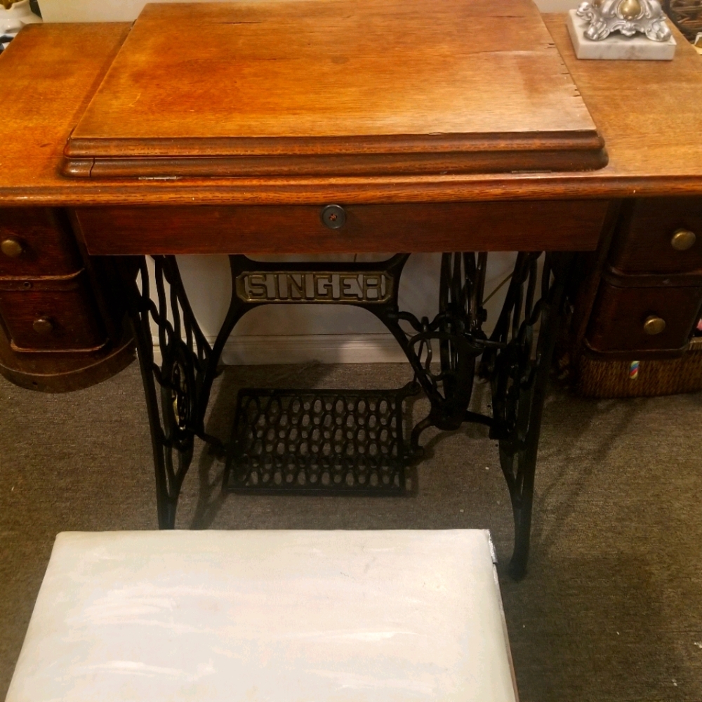 Singer sewing machine - Picture 3 of 5
